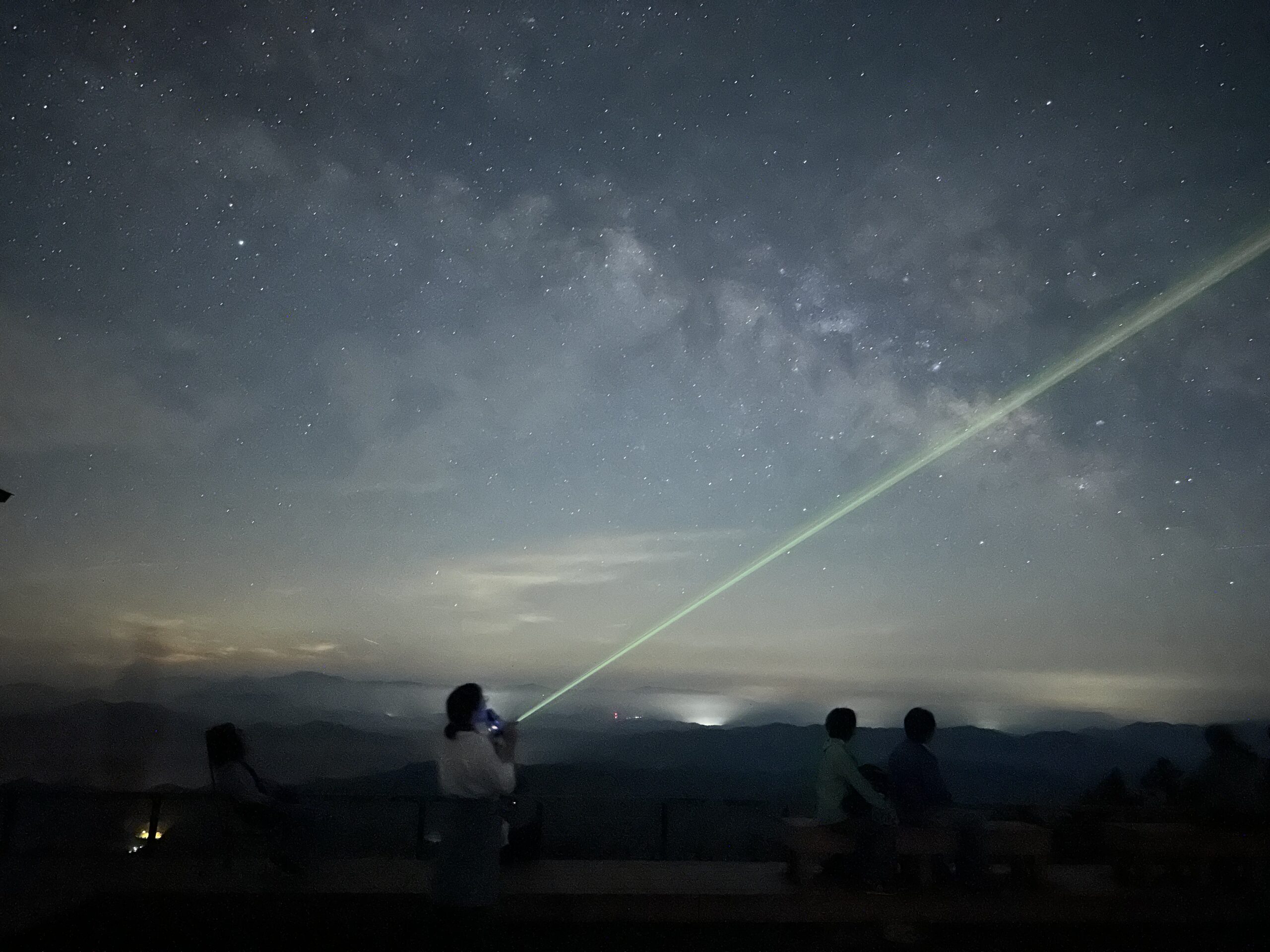 満天の星空の下で行われる天体解説会の様子