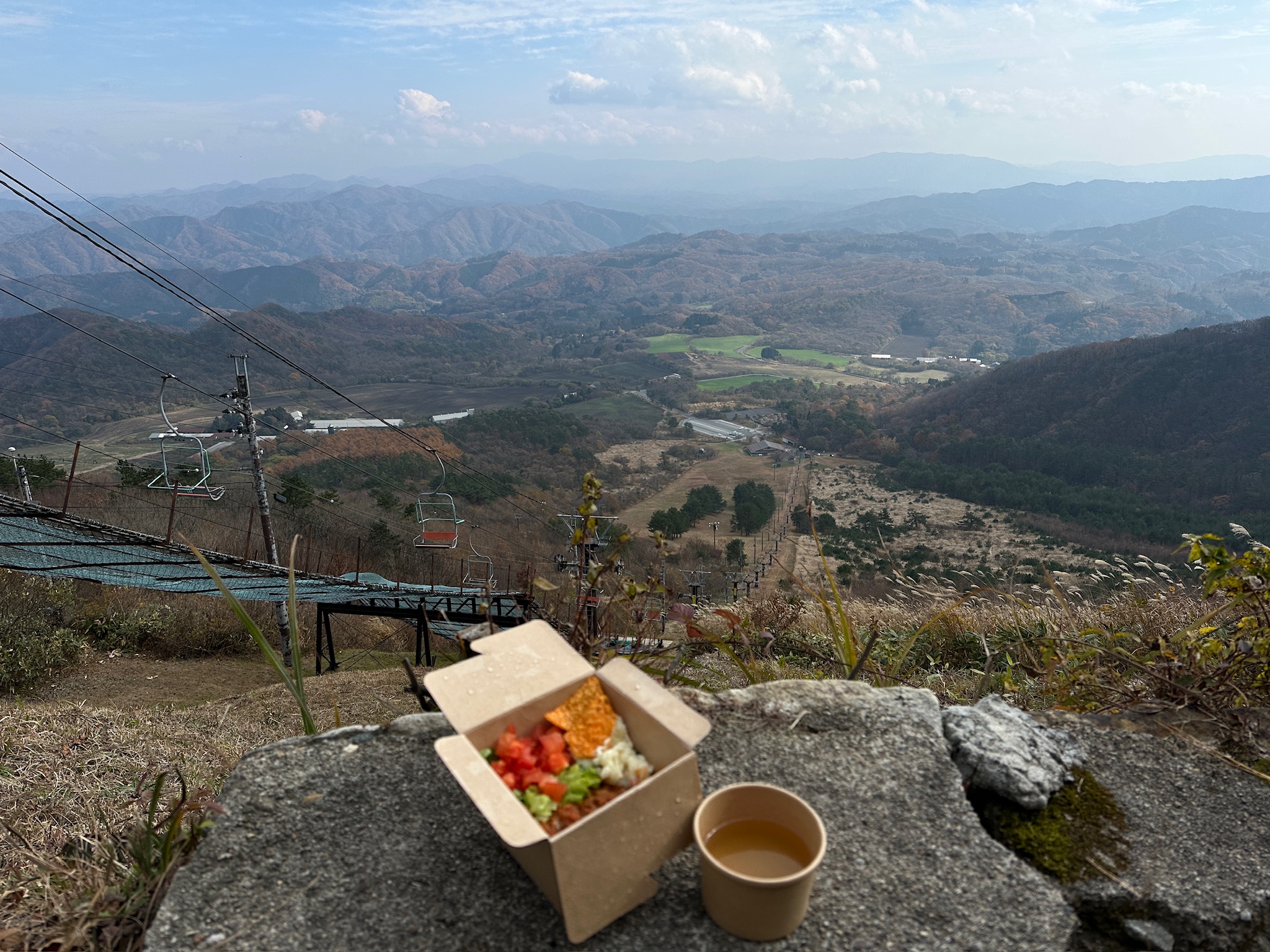 展望スポットでの食事風景