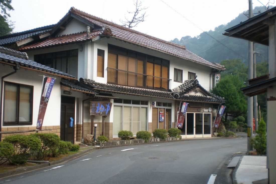 湯抱温泉中村旅館正面