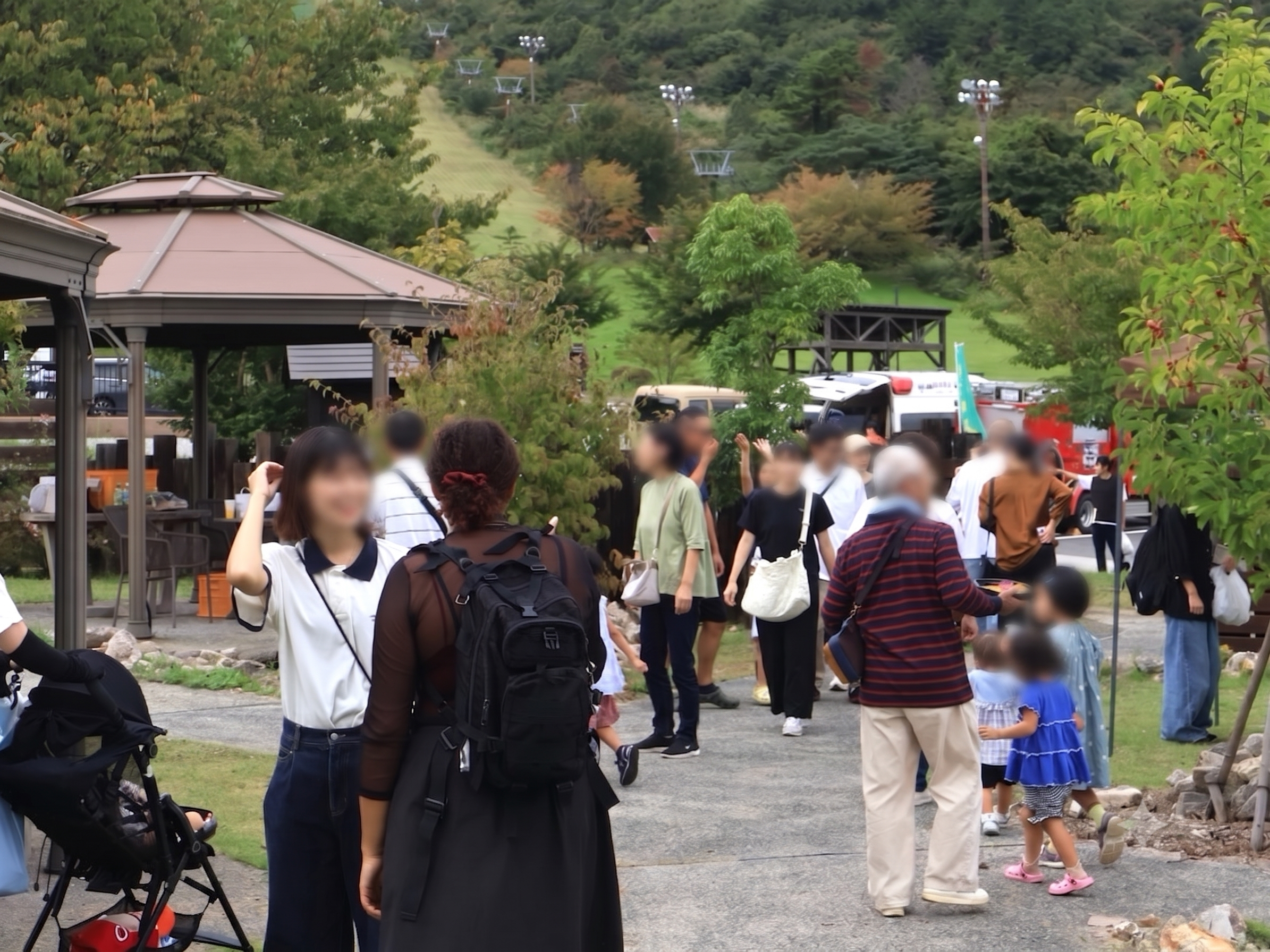 マルシェで賑わう来場者の様子