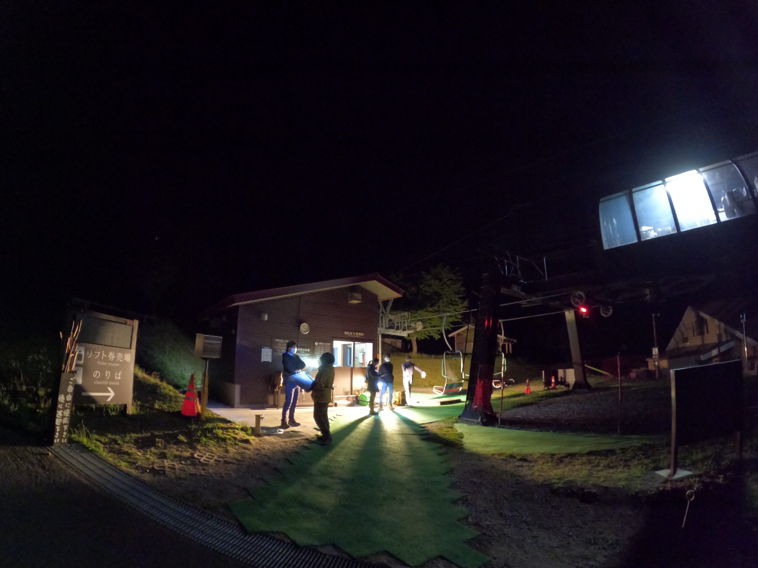 夜明け前のリフト乗り場
